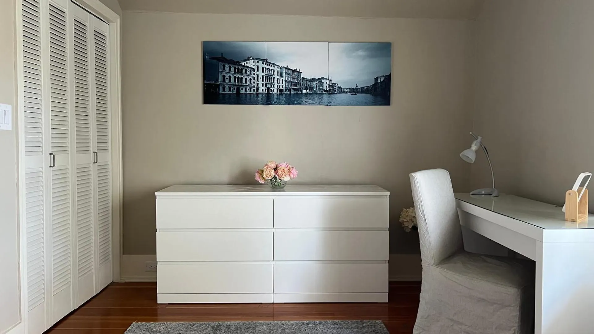 Cozy Homestay In The Master Bedroom Of A River Heights Home Γουίνιπεγκ